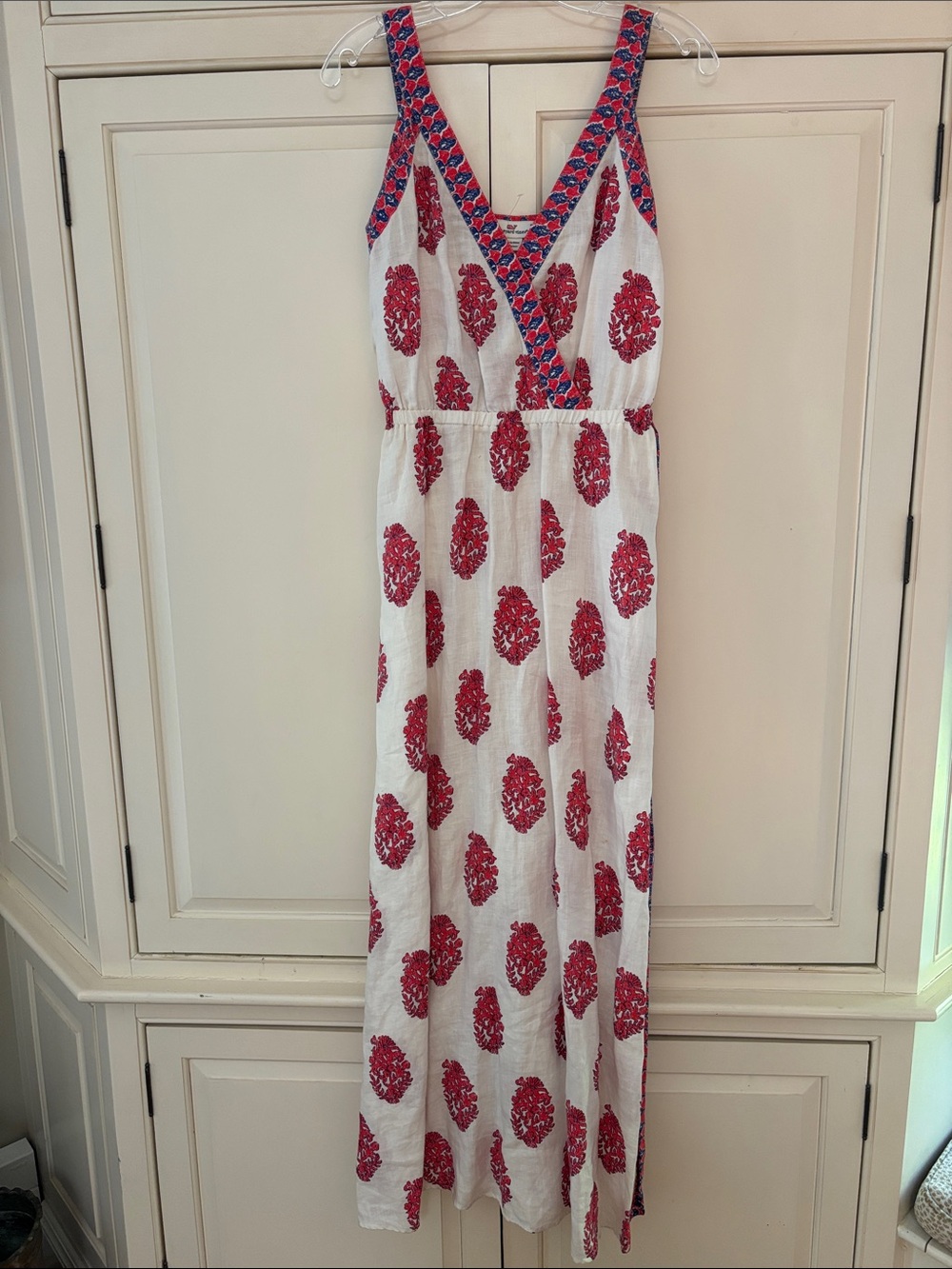 Vineyard Vines White Maxi Dress with Red Floral Motif and Contrasting Trim